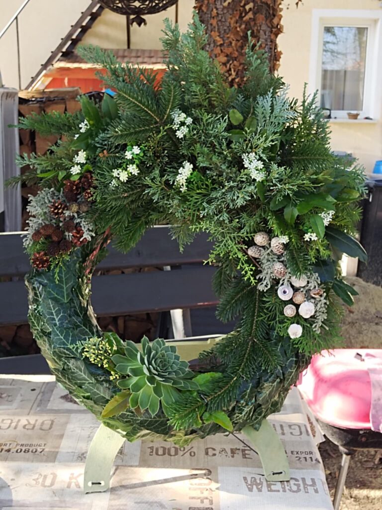 Borostyánlevél alapú, természetes anyagokból készült álló koszorú - megemlékezés és gyász kifejezése kézművességgel