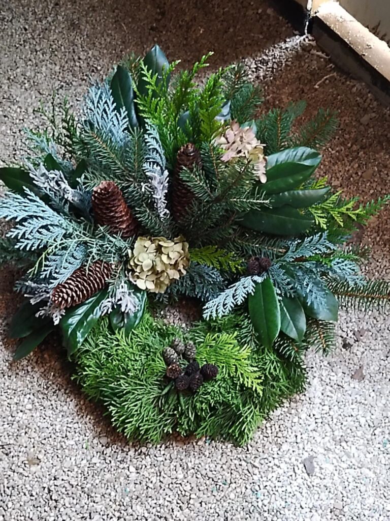 Tujából készült koszorú - megemlékezés és gyász kifejezése kézművességgel