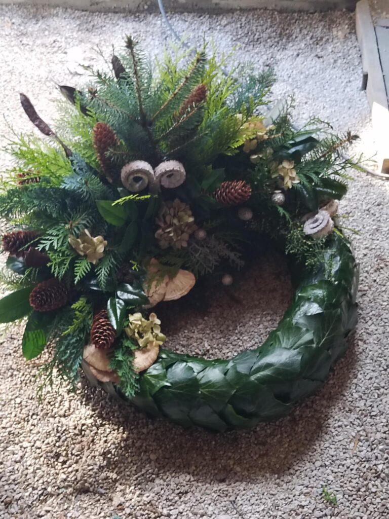 Borostyánlevél alapú, természetes anyagokból épült koszorú - megemlékezés és gyász kifejezése kézművességgel