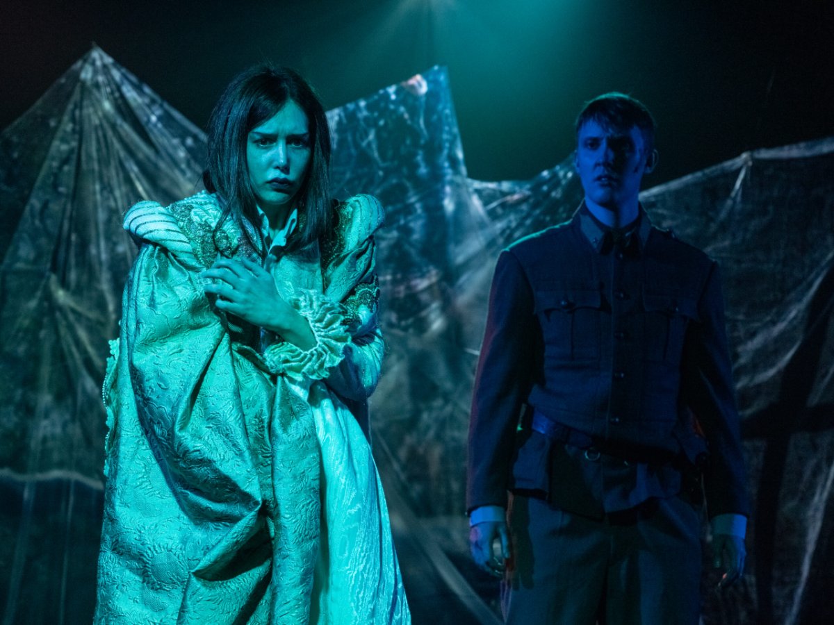 UDVARI KAMARASZÍNHÁZ A világ és a vége