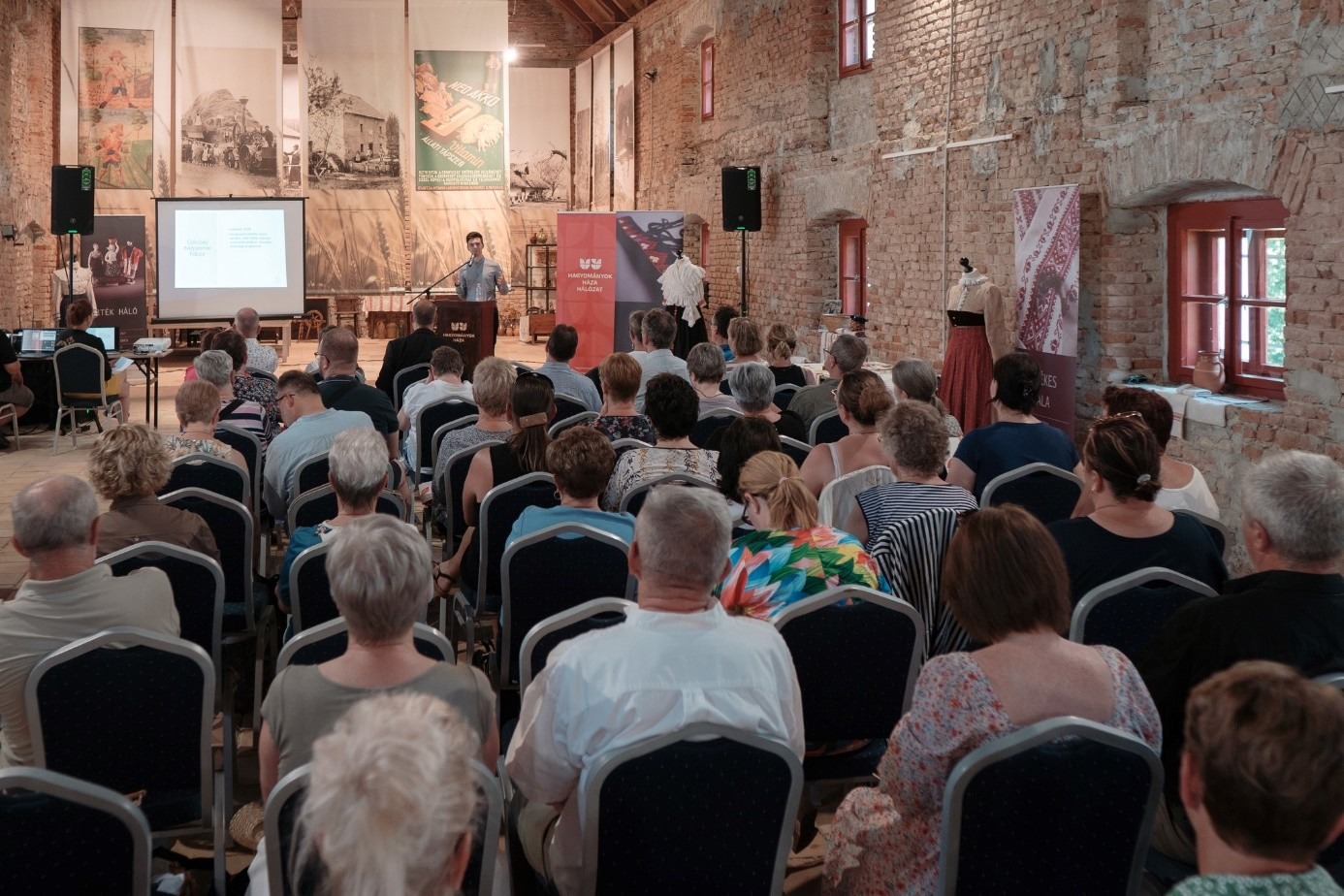 Gubinecz Ákos, a SZÉF Kulturális és Népművészeti Egyesület elnökének előadása a konferencián a népzenei mentorálás zalai és országos tapasztalatairól.