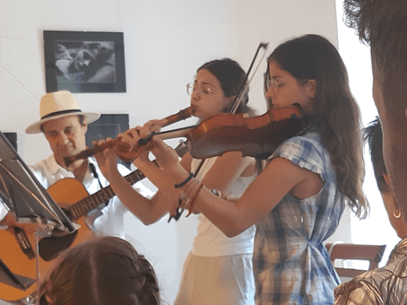 Közelről - Borsos Miklós és lányai komolyzenei összeállítása a megnyitón