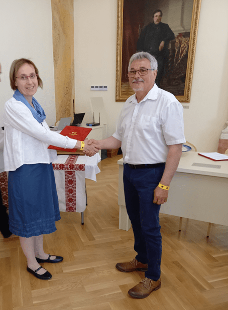 Balogh Mihály a  XXIV. Országos Faragópályázat különdíjának átvételekor