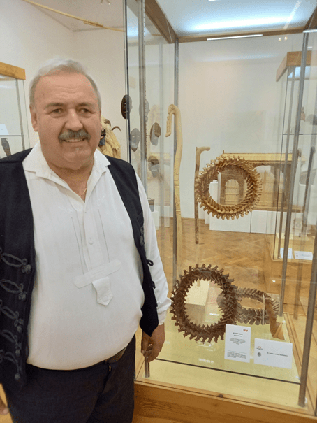 Bujtor Tibor és a nagydíjas kutyagerinc a faragópályázat díjátadóján