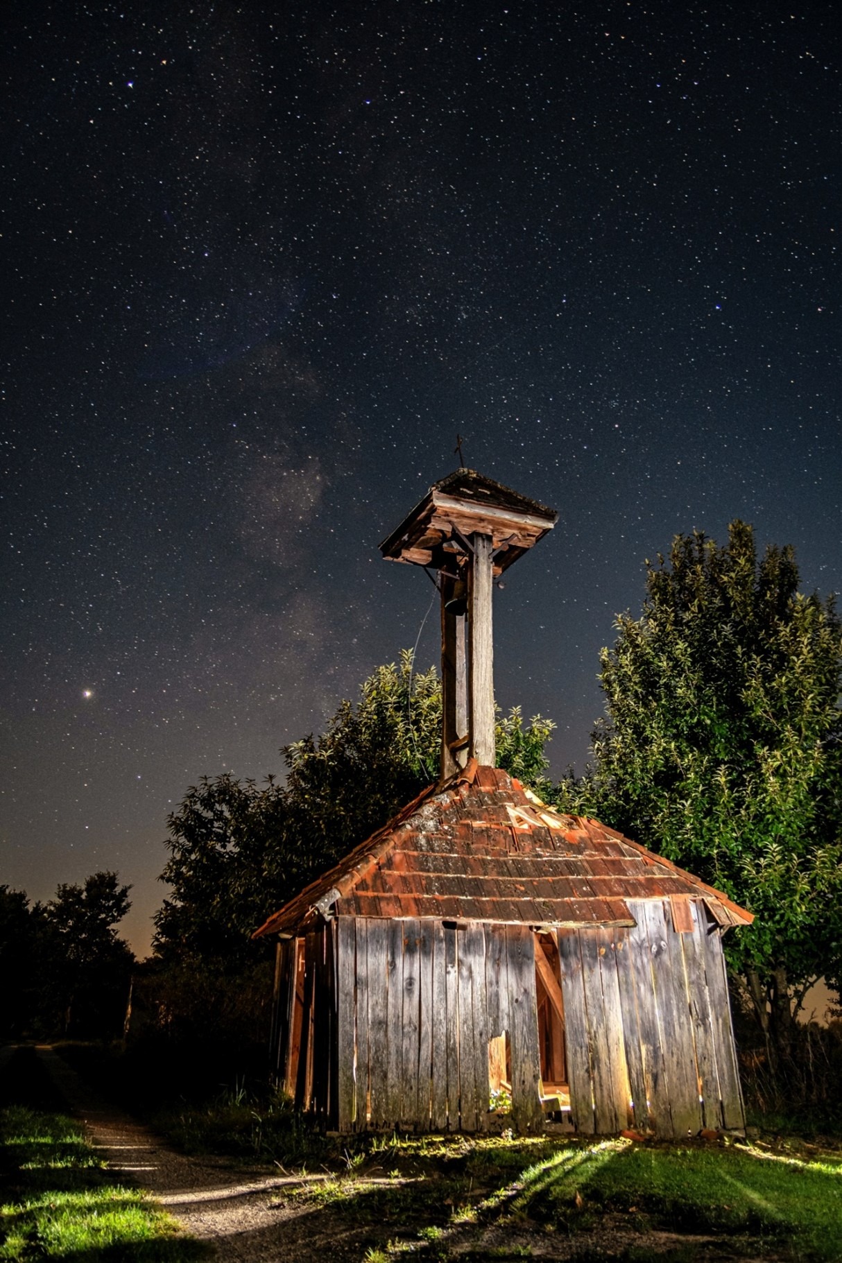 A térség egyik ikonikus épülete a harangláb az esti égbolt előtt. Hogy a fotó a Göcseji Dombérozó melyik településén készült, az megtudhatja, aki eljut oda...