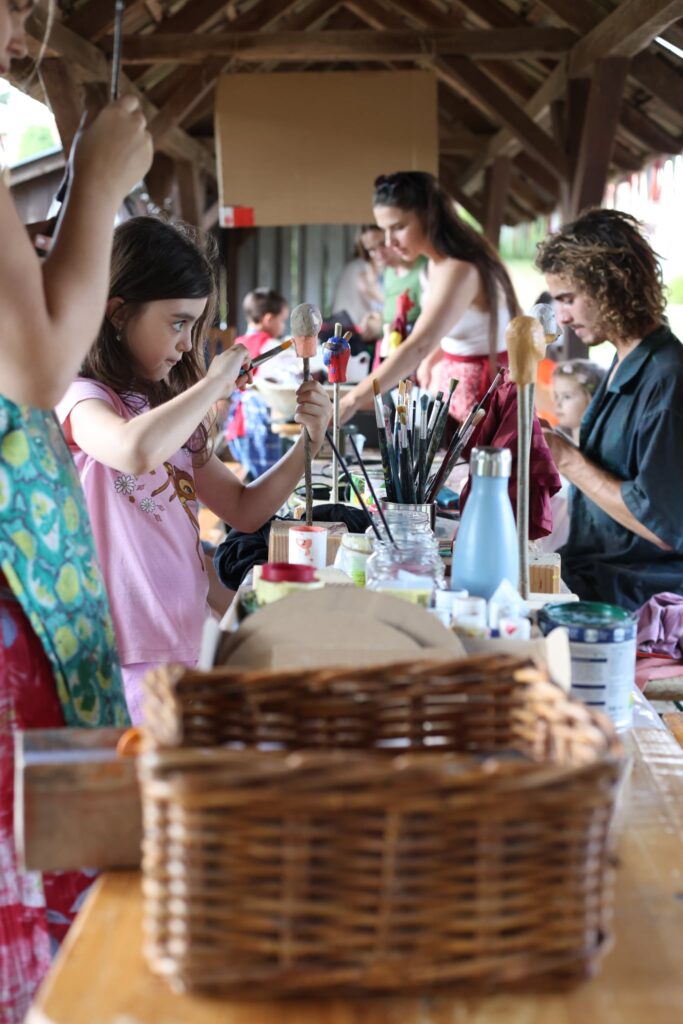 Készülnek a vitézek, tündérek, ördögök Hottón a 14. bábparádé alkalmából