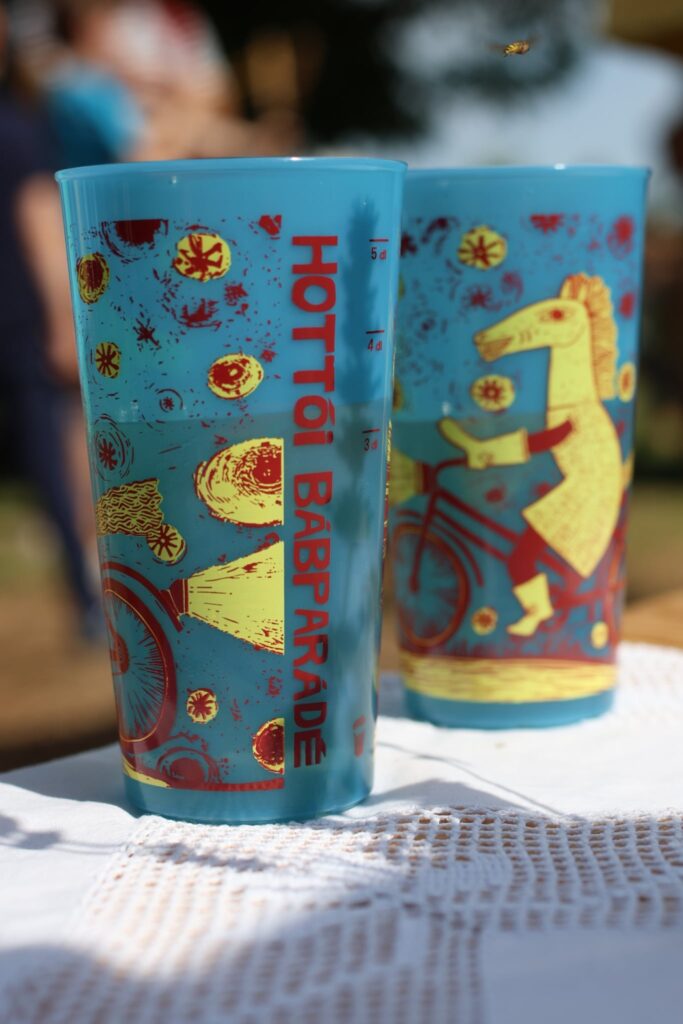 A 14. hottói bábparádé ikonikus poharai