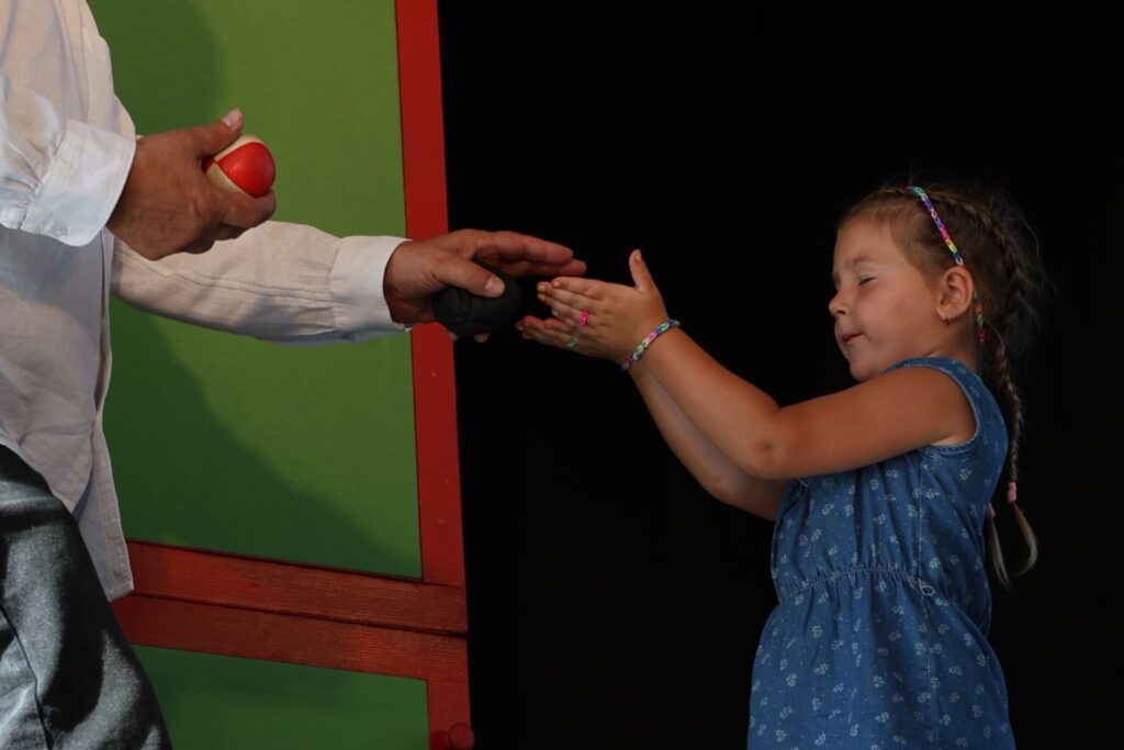 Pályi János és a bűvésznő a 14. hottói bábparádén