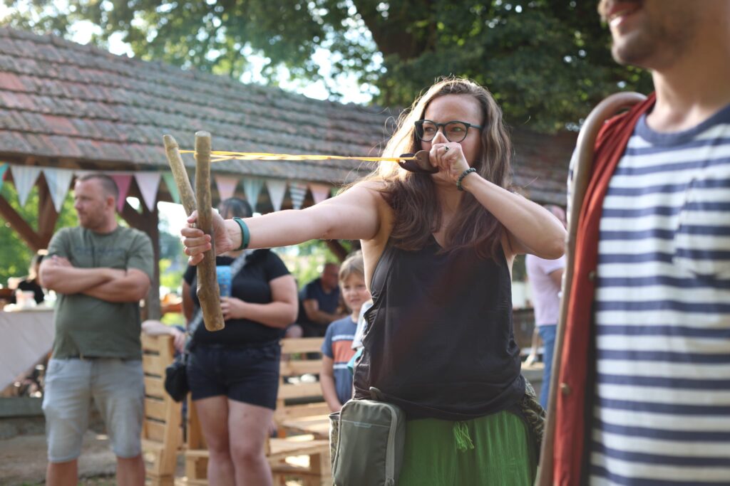 A gyermeki lelkületű felnőttek is kipróbálhatták az ördögűzést a 14. hottói bábparádén, mely a IX. Göcseji Dombérozó programsorozat egyik rendezvénye volt