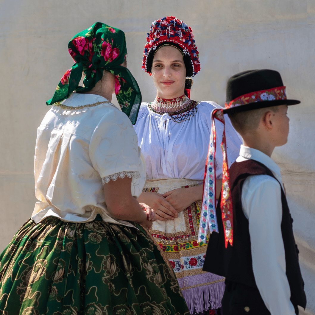 Fiatal néptáncosok egy előző dombérozóról