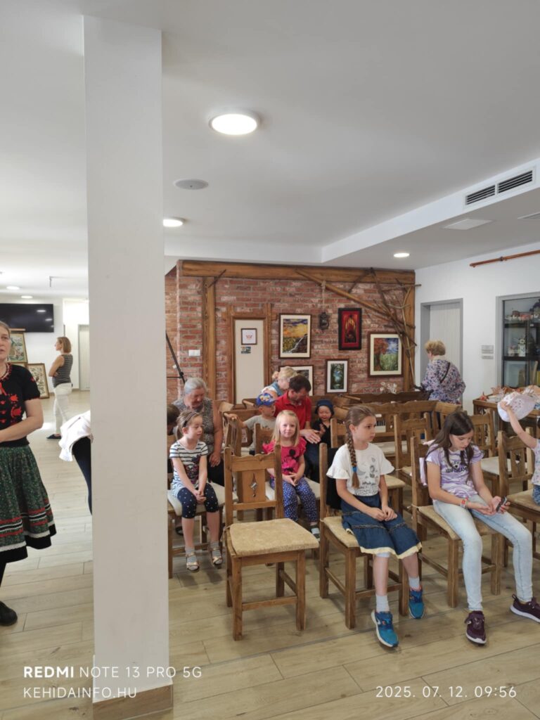 Előadásra várakozik a nagyérdemű a Göcsej Tudásközpont - Zalaegerszegi Helyi Termék Piac Göcseji Dombérozó keretében megrendezett bábelőadásán! Színpadon a Tarsoly Népszínház csapata.