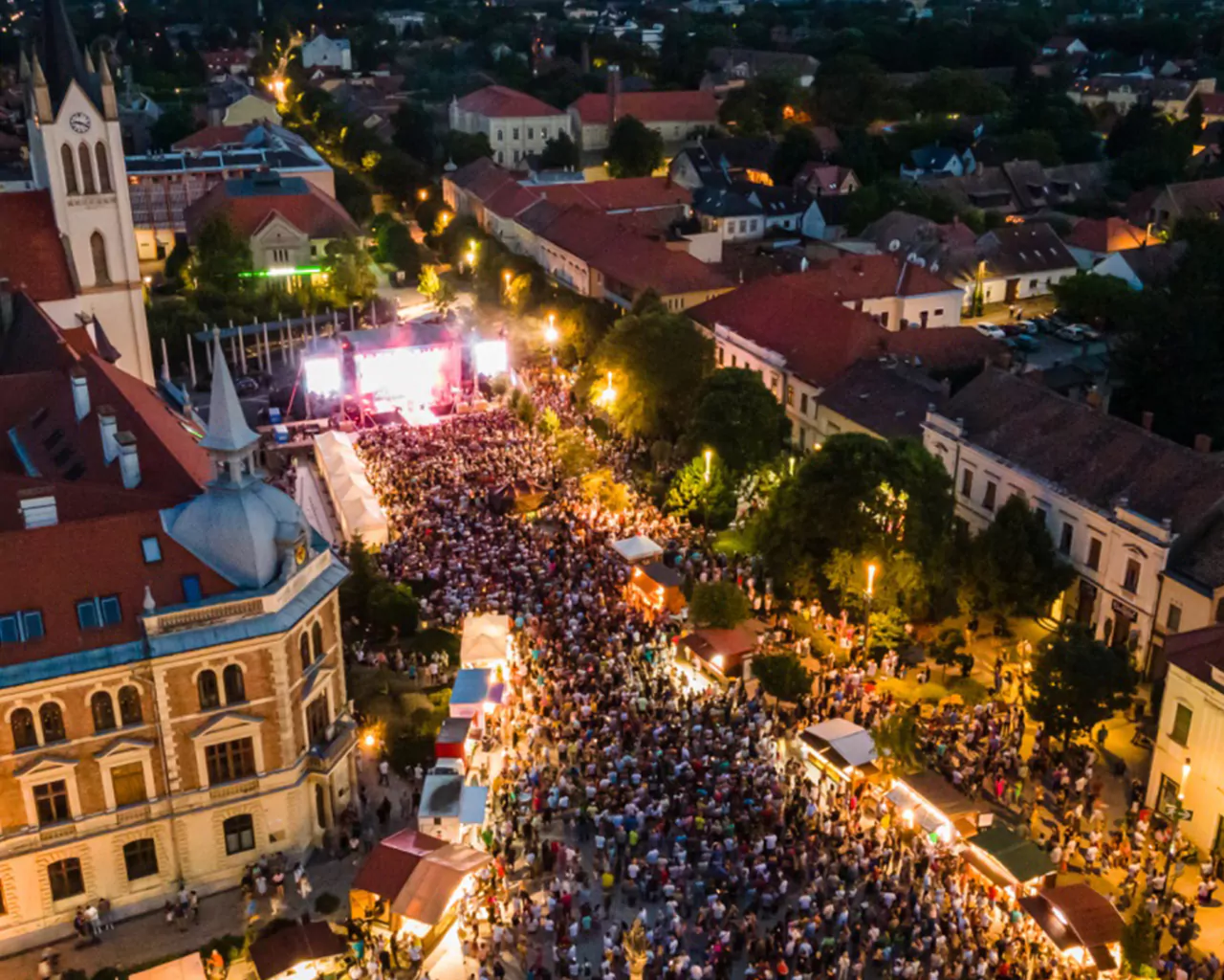 Életkép a nagyszínpadról és az előtte lévő térről... Korábbi Keszthelyfest-felvétel.