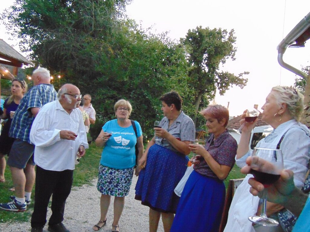Pajtaszínházi Estek. Nagybakónaki Szákai Színjátszók. Koccintás a jól végzett munka után. Balra fehér ingben Gergely János.