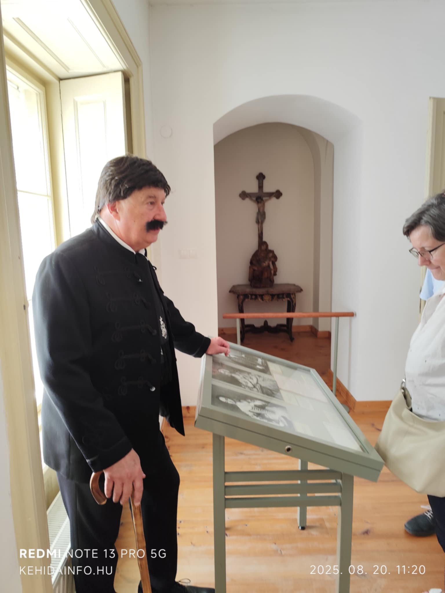 Pál Imre tárlatvezetés közben a nemzeti ünnepen