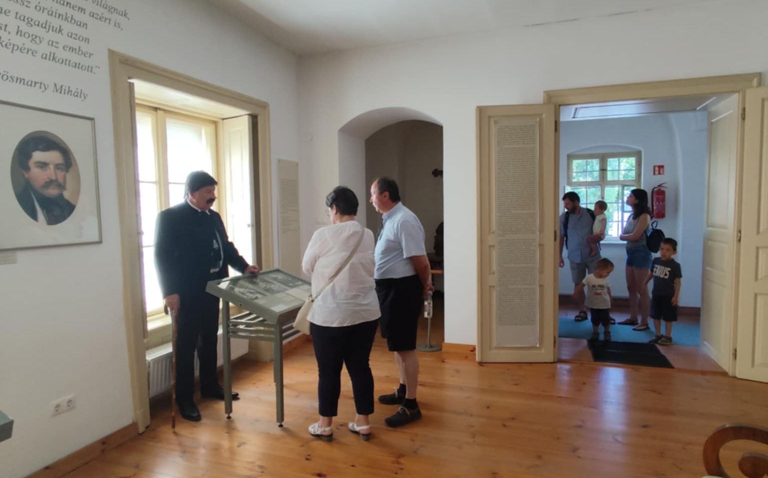 Pál Imre a látogatók egyik csoportjával a nemzeti ünnepen