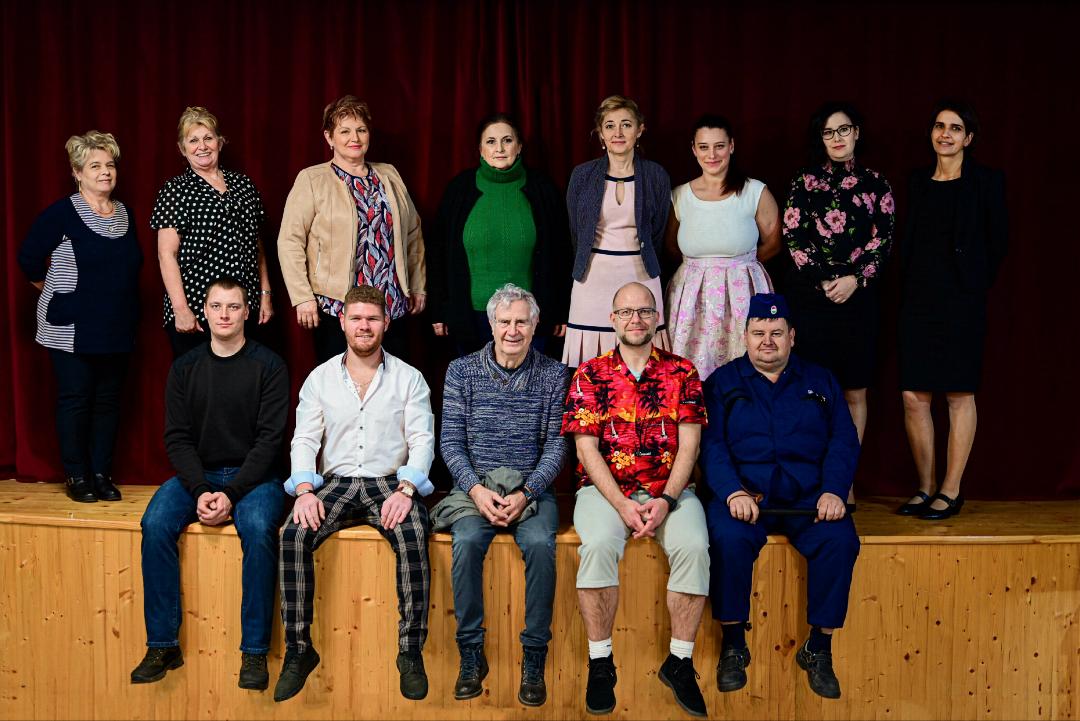 SK. Színikör Tab. Felső sor balról jobbra: Hlatky Csabáné (Ági), Kiss Lászlóné (Ildikó), Orbán Erika, Czaba Józsefné (Gyöngyi), Mazzag-Tölgyesi Beatrix, Kaveczki Andrea, Veress Zsuzsanna, Pulicsné Jani Veronika. Ülő sor: Cservenka Gergő, Tóth Dávid, Tóth Géza (mentor, a Csiky Gergely Színház művésze), Gyimesi Péter, Gősi Gábor