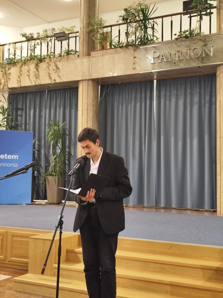 Köszöntőjét mondja a művész, Vollein Ferenc a Pannon Egyetem aulájában, Veszprémben.