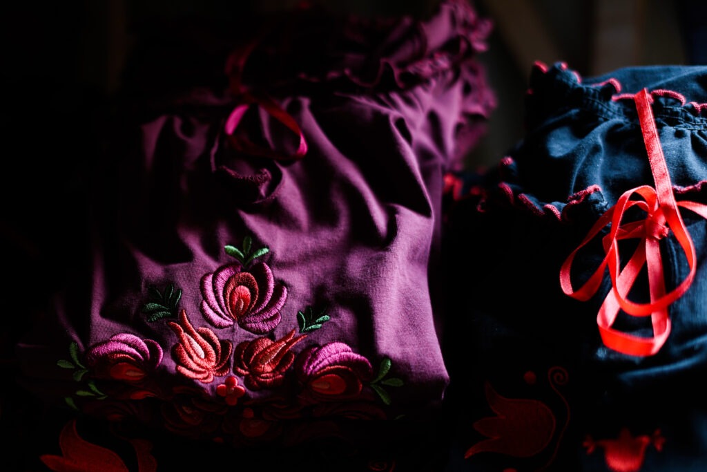 Szalagos blúzok - Fehérnép női ruházat, Győrfalvai Mónika és Győrfalvai-Györkös Laura termékei. Fotó: Rohonczi Anett