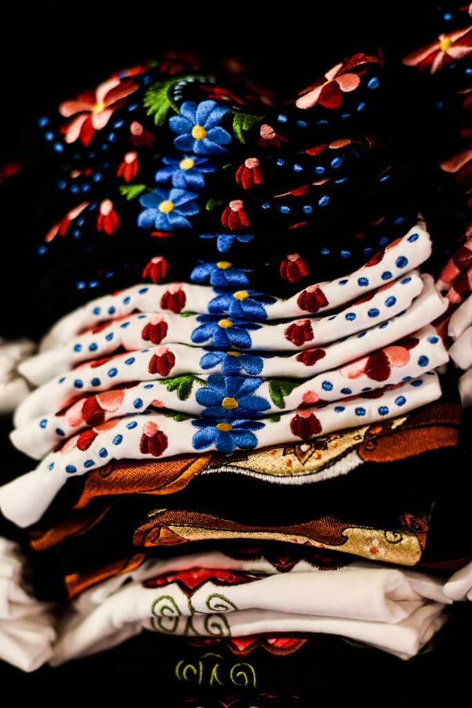 Virágba borult textíliák– a Fehérnép mintái többféle színváltozatban
