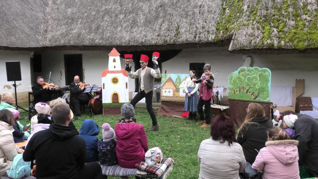 Verbuválás: a katonák eljárják a verbunkot annak érdekében, hogy újoncokat toborozzanak a hadseregbe. A Tarsoly Népszínház Égig érő köpönyeg c. előadása a zalaegerszegi Göcseji Falumúzeumban.