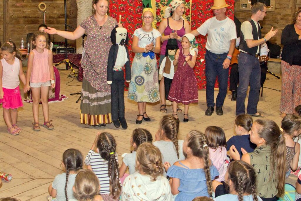 A három muzsikus című cigány népmese a Paramisi Társulat előadásában forrás: TÉKA tábor Harangod Facebook bejegyzése