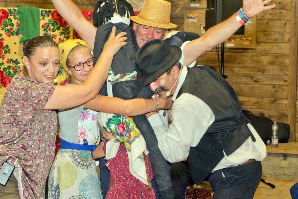 A három muzsikus című cigány népmese a Paramisi Társulat előadásában forrás: TÉKA tábor Harangod Facebook bejegyzése