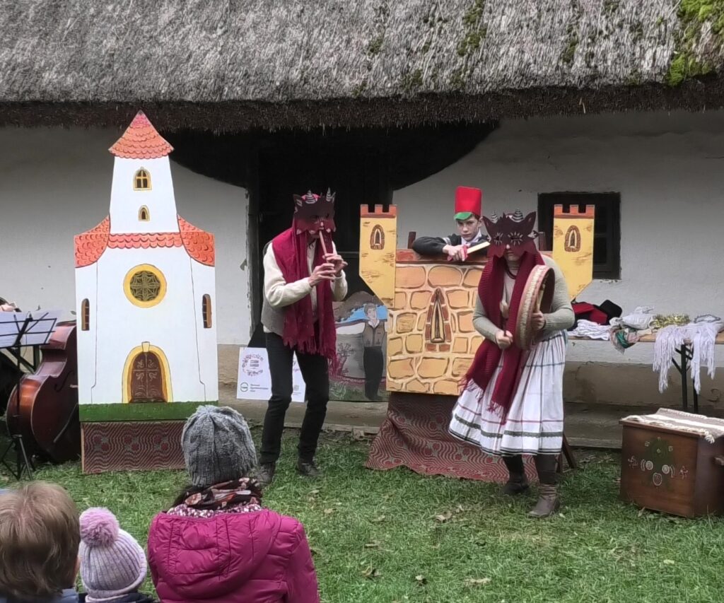 A várat, amelyben Márton végezte szolgálatát, a barbárok seregének vezére, egy kétfejű sárkány vette ostrom alá. De Márton nem állt ki ellene, hanem Isten segítségével megszelídítette.