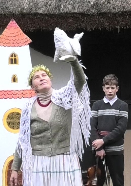 A Lélekmadár megmutatja magát, táncol egyet, majd lehozza Márton lelkét. A történet végén pedig ő vezeti vissza a szent lelkét a mennyországba. Tarsoly Népszínház - Nagy Annamária