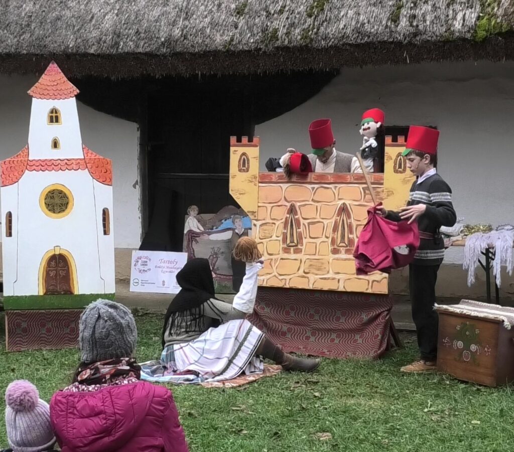 Miután a várban levő katonák kigúnyolják a koldust és hagyják megfagyni a hidegben, a vár kapujában őrködő Mártonnak megesik a szíve a szerencsétlen emberen és megosztja vele a köpenyét.