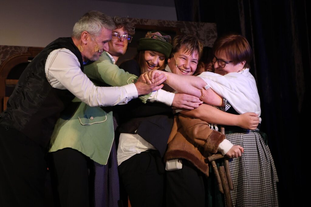 Isten pénze musical - 2025. december 20. Kehidakustány. Bob Cratchit és családja. Balról jobbra: Soós Tamás, Pali Noel, Farkas Timi, Horváth Ármin, Katona Vince és Gellért Erzsébet. Fotó: Rohonczi Anett