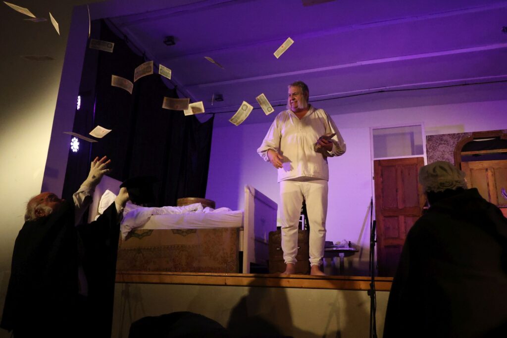 Joe bácsi – Gergely János és Ebenezer Scrooge – Bartokos Tamás. Fotó: Rohonczi Anett