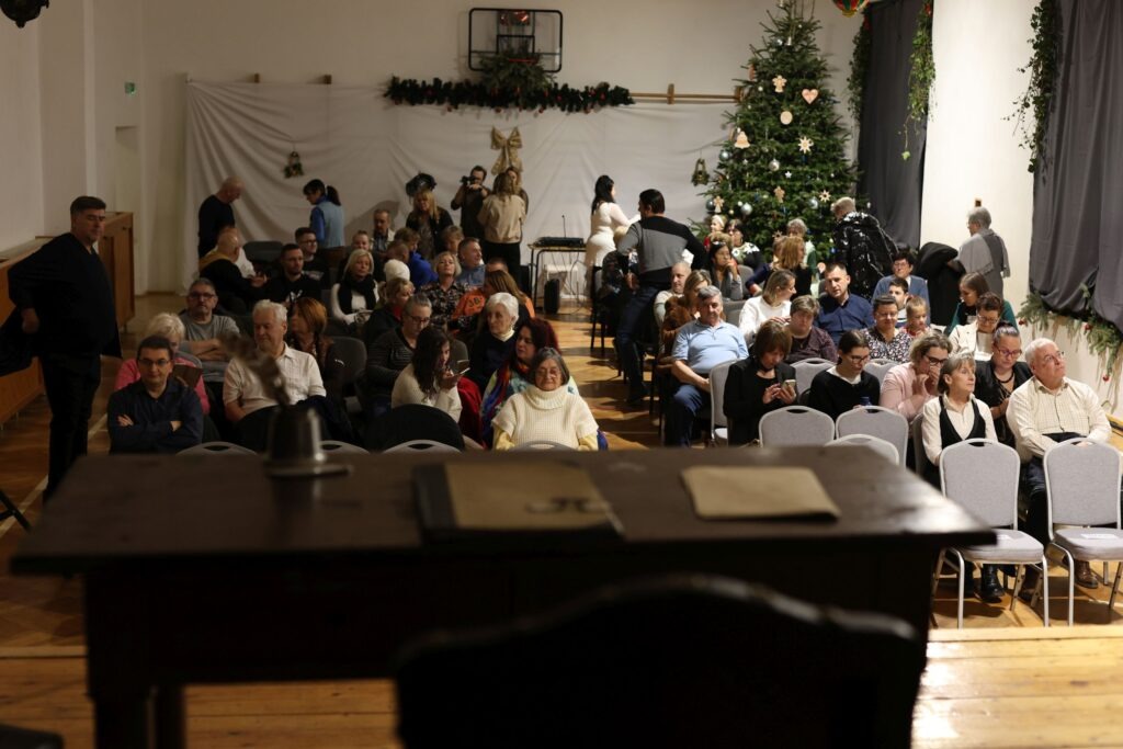 Érkeznek a nézők a kehidakustányi Deák Ferenc Kulturális – Rendezvény és Közösségi Házba. Isten pénze című musical bemutatója 2025. december 20-án, Charles Dickens Karácsonyi ének című regénye alapján