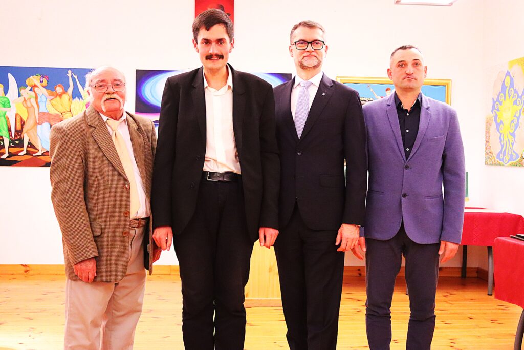 A fotón balról jobbra: Gergely János, Vollein Ferenc, Rétvári Róbert és Kutnyák Ferenc Márió - Vollein Ferenc 70. önálló kiállításának megnyitóján, Kehidakustányban, a Deák-kúriában