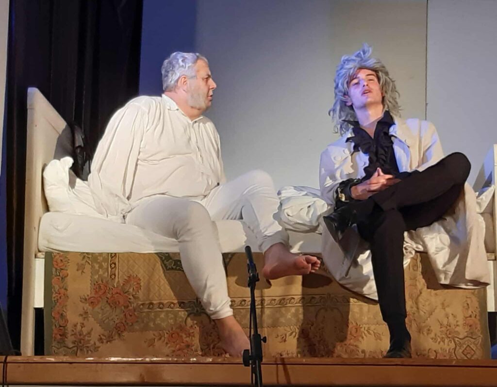 A Kehidakustányi Pajtások és az Imre Sándor szeretetszínház előadása. Ebenezer Scrooge – Bartokos Tamás és Marley szelleme – Kötél Nimród. Fotó: Góczán Judit